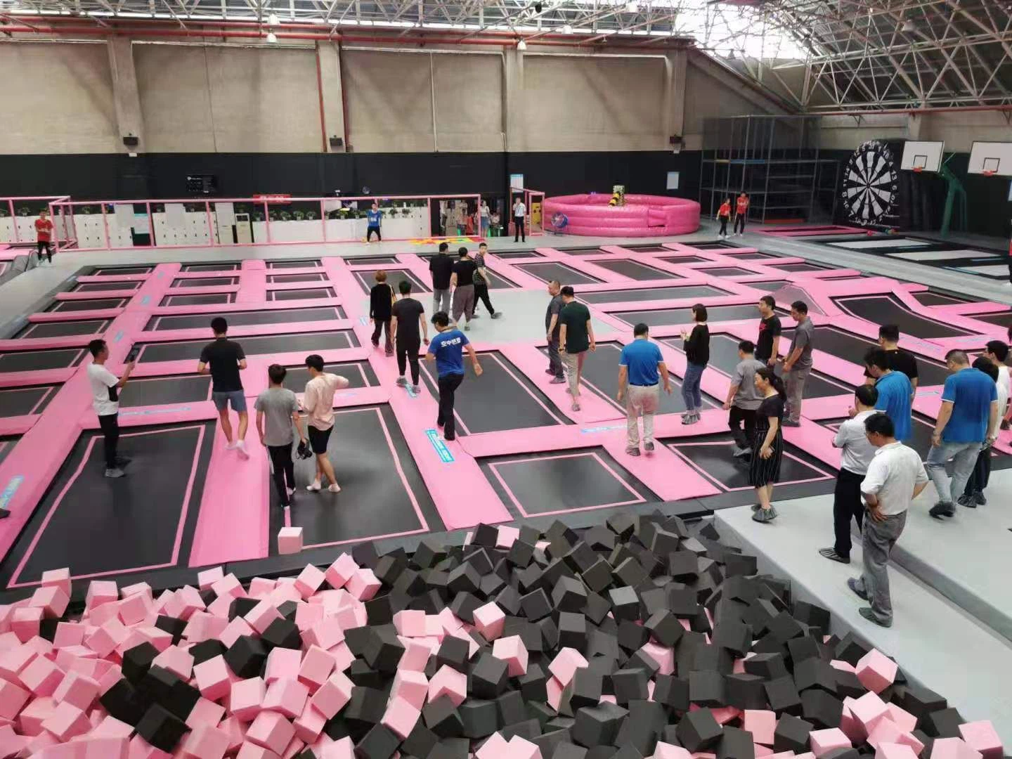 Quais são os fatores que afetam a lucratividade em parques de trampolins